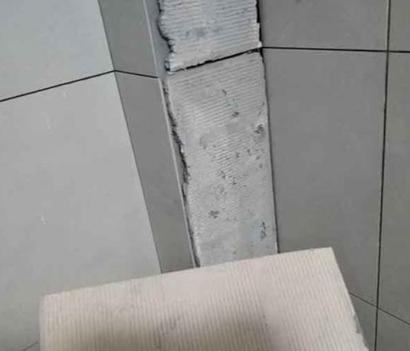 深州瓷砖空鼓维修公司分享下厨房瓷砖脱落的补救措施。